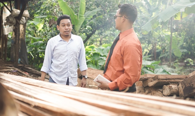Discussione di uomo d'affari asiatico al mestiere di legno