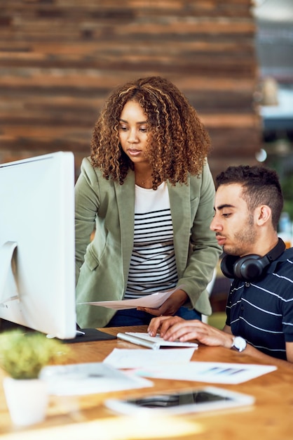 Discussione in ufficio e persone con il supporto di un computer per la consulenza e la pianificazione della tecnologia dell'informazione Formazione di programmatori e tirocinanti con carta da monitor per la programmazione di sistemi o note di feedback