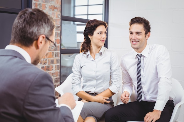 Discussione professionale di affari con i clienti sorridenti