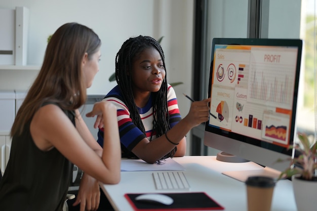 Discussioni d'affari Fotografia di donne d'affare che fanno brainstorming in un ufficio