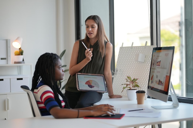 Discussioni d'affari Immagine di donne d'affare che fanno brainstorming in un ufficio Due donne