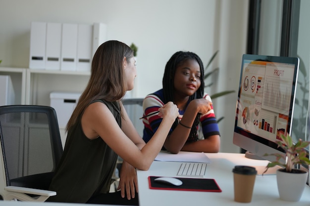 Discussioni d'affari Immagine di donne d'affare che fanno brainstorming in un ufficio Due donne