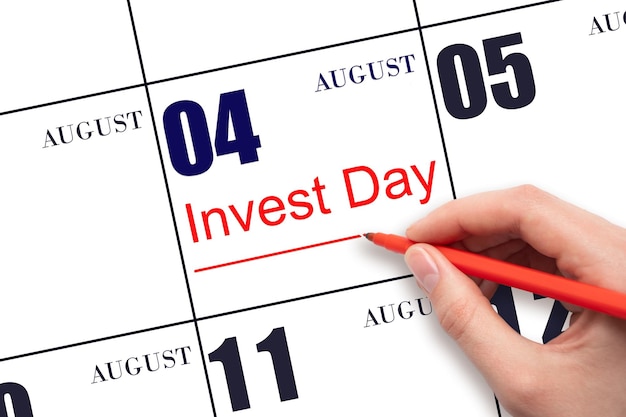 Disegnare a mano la linea rossa e scrivere il testo Invest Day sulla data del calendario 4 agosto Concetto aziendale e finanziario