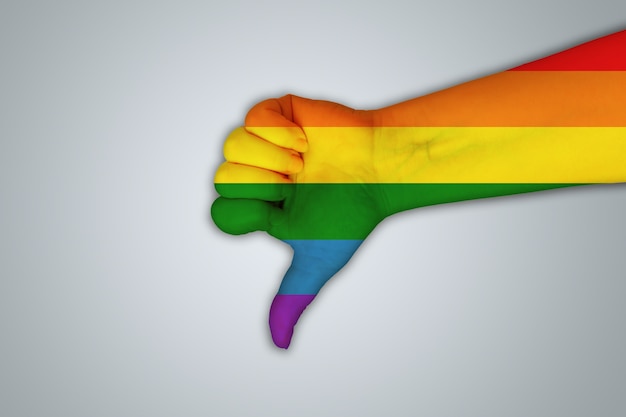 Disegnato a mano come una bandiera arcobaleno su uno sfondo grigio. Argomenti LGBT, lesbiche, gay, transgender, bisessuali. Simbolo di minoranze non tradizionali.