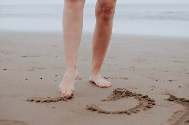 disegni di donne sulla sabbia con i piedi