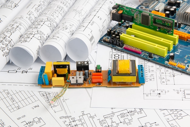 Disegni di ingegneria elettrica e scheda elettronica