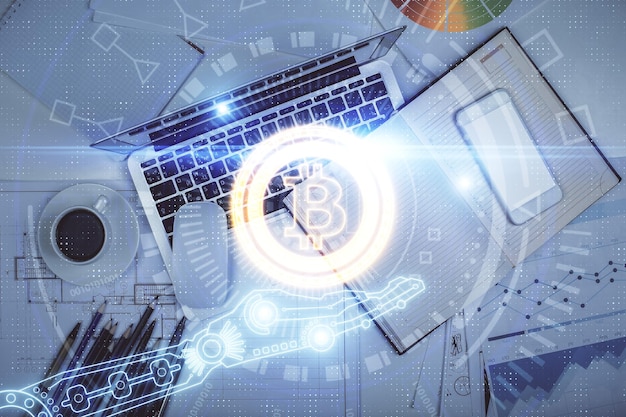 Disegni di ologrammi a tema Blockchain sul computer sullo sfondo del desktop Vista dall'alto Esposizione multipla Concetto di criptoeconomia