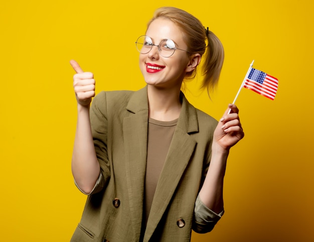 Disegni la donna bionda in rivestimento con la bandiera degli SUA su giallo