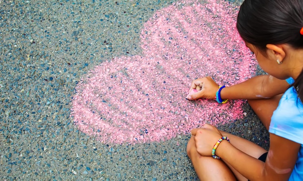 Disegni per bambini sull'asfalto con gesso Messa a fuoco selettiva