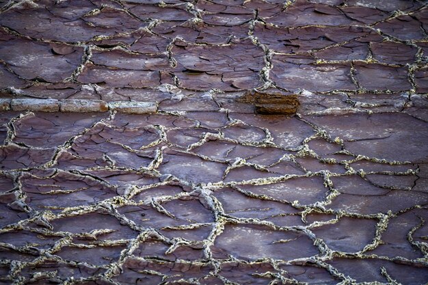 Disegni strutturati di stagni minerali evaporati a Rio Tinto