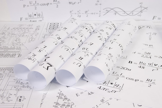 Disegni tecnici con formule e grafici elettrici matematici