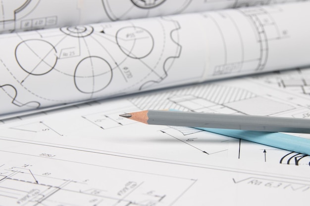 Disegni tecnici di parti e meccanismi industriali