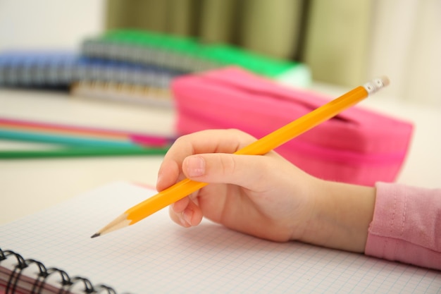 Disegno a mano dei bambini sul taccuino al primo piano del desktop