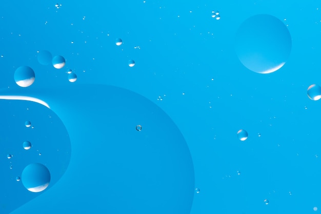 Disegno astratto con bolle blu e linee lisce di diverse dimensioni sullo sfondo blu chiaro
