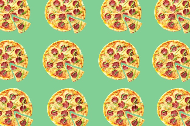 Disegno del modello della pizza ai peperoni su sfondo verde pallido