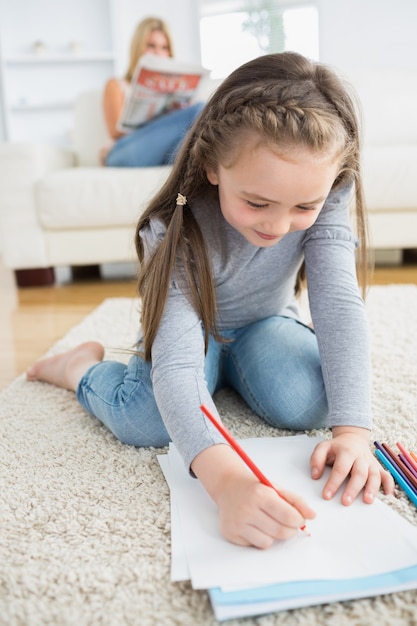 Disegno della bambina che si siede sul pavimento con il giornale della lettura della madre