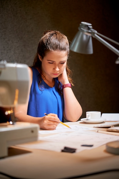 Disegno della donna nel luogo di lavoro all'ufficio