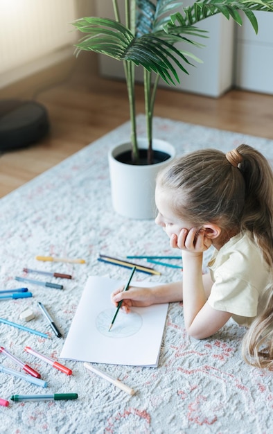 Disegno della ragazza del bambino con le matite colorate