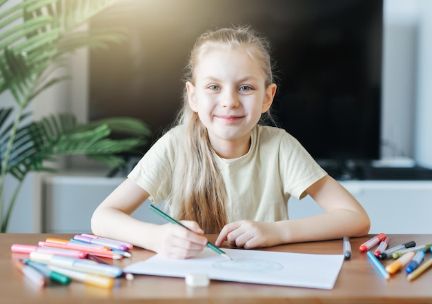 Disegno della ragazza del bambino con le matite colorate