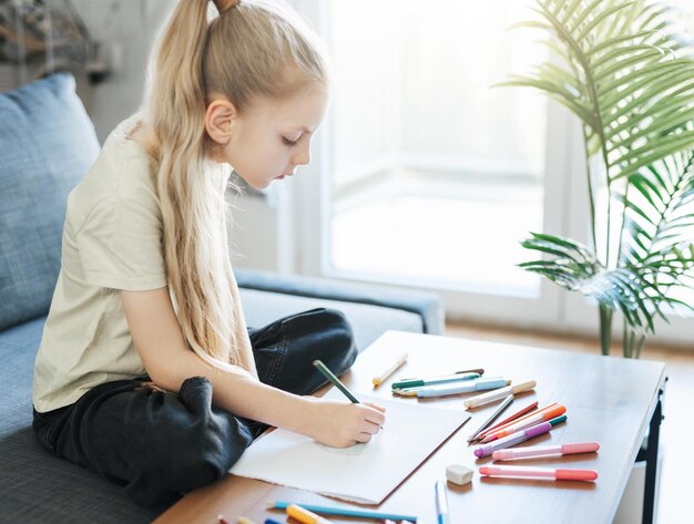 Disegno della ragazza del bambino con le matite colorate