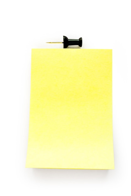 Disegno di sfondo. post-it giallo vuoto su bianco