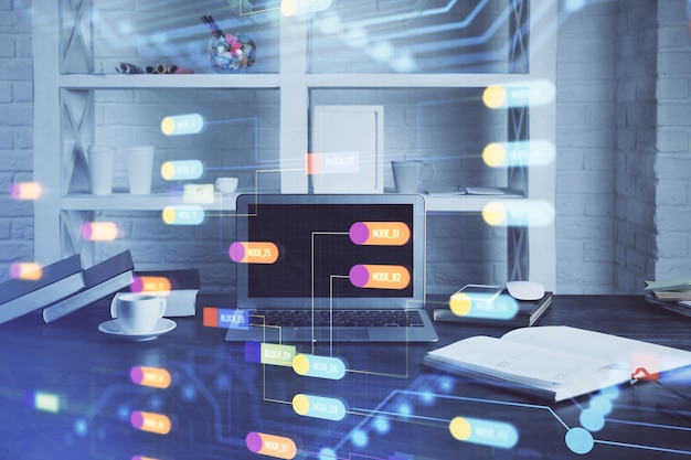 Disegno di temi tecnologici e spazio di lavoro con il computer Esposizione multipla Concetto di innovazione