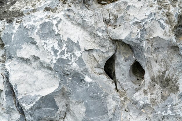 Disegno roccioso da vicino con un buco nella natura