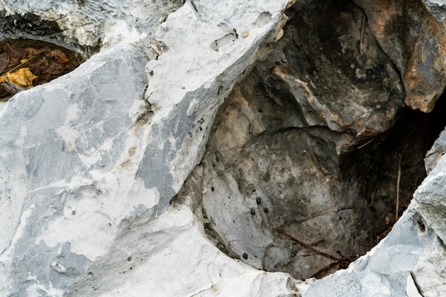 Disegno roccioso da vicino con un buco nella natura