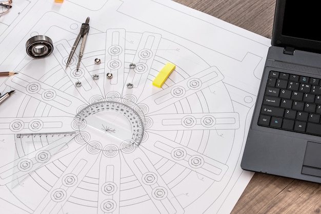 Disegno tecnico con laptop e strumenti di disegno