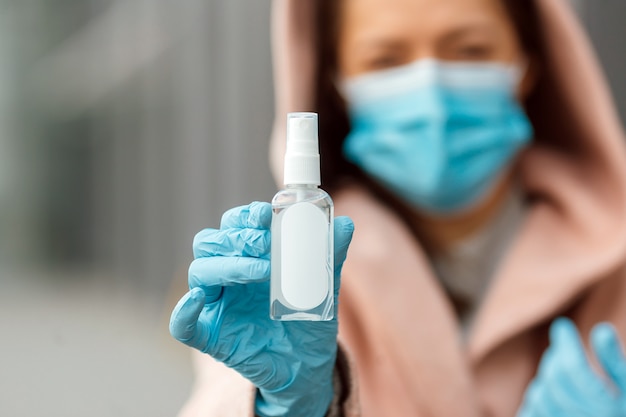 Disinfettante della stretta della donna a disposizione