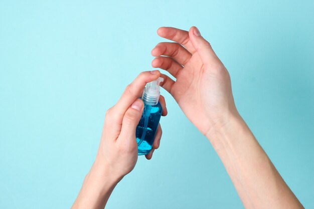 Disinfezione delle mani con antisettico su blu