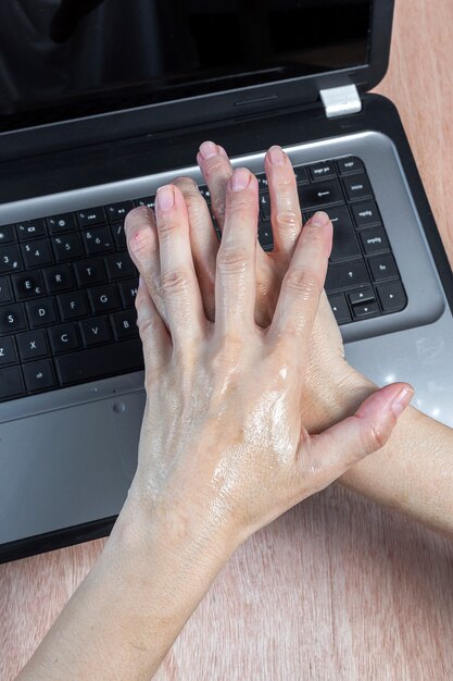 Disinfezione delle mani con idrogel sul tavolo di lavoro