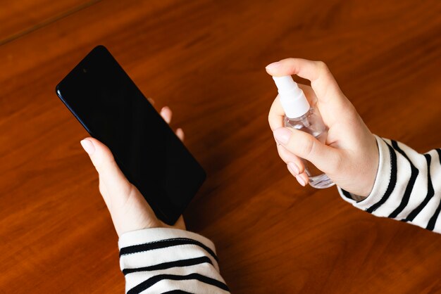 Disinfezione dello schermo dello smartphone con un disinfettante