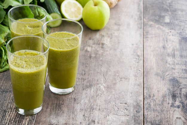 Disintossicazione verde sana con spinaci, il cetriolo, la calce e le mele su una tavola di legno rustica