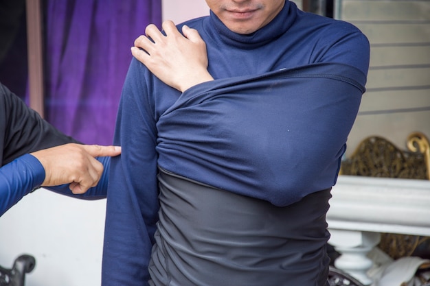dislocazione della spalla e applicare improvvisamente da camicia se stessi