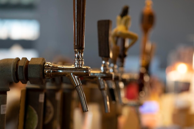 Dispenser di birra molti al bar del pub