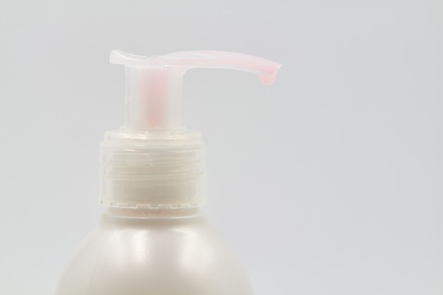 Dispenser di sapone liquido su sfondo chiaro. Igiene per la protezione da Covid-19. Prevenzione del coronavirus. Avvicinamento