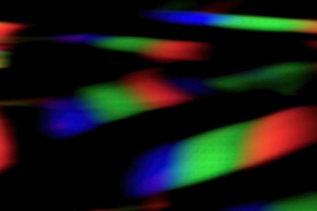 Dispersione della luce del prisma di cristallo RGB su sfondo nero