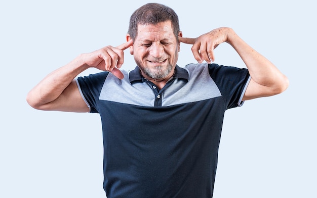 Dispiaciuto uomo anziano che si copre le orecchie isolato persone anziane che ignorano e si coprono le orecchia