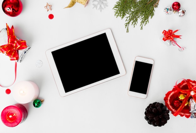 display mobile tablet Natale, rami pigne candela piatta posano lo spazio della copia