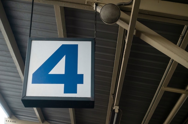 Display numero 4 su cartellone sospeso o light box all'aeroporto o alla stazione della piattaforma della metropolitana