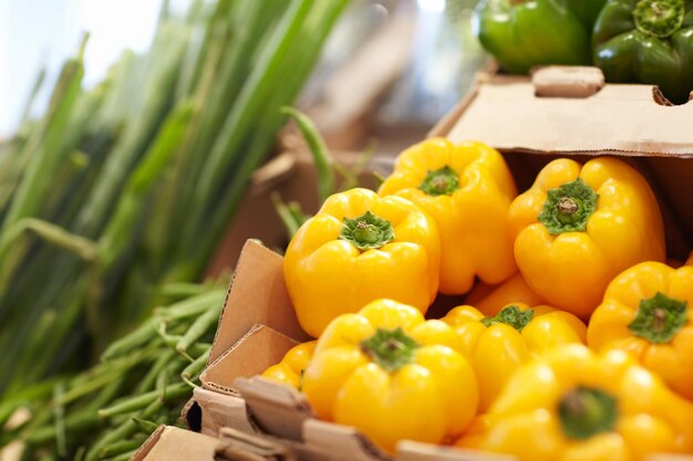 Disponiamo solo delle verdure più fresche Colpo di peperoni gialli freschi in un supermercato