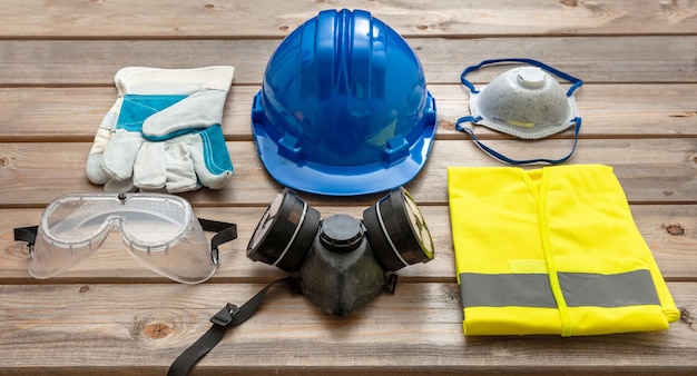 Dispositivi di protezione della sicurezza sul lavoro su fondo di legno
