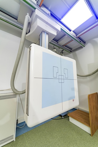 Dispositivo a raggi X nella moderna stanza d'ospedale Tecnologie radio mediche