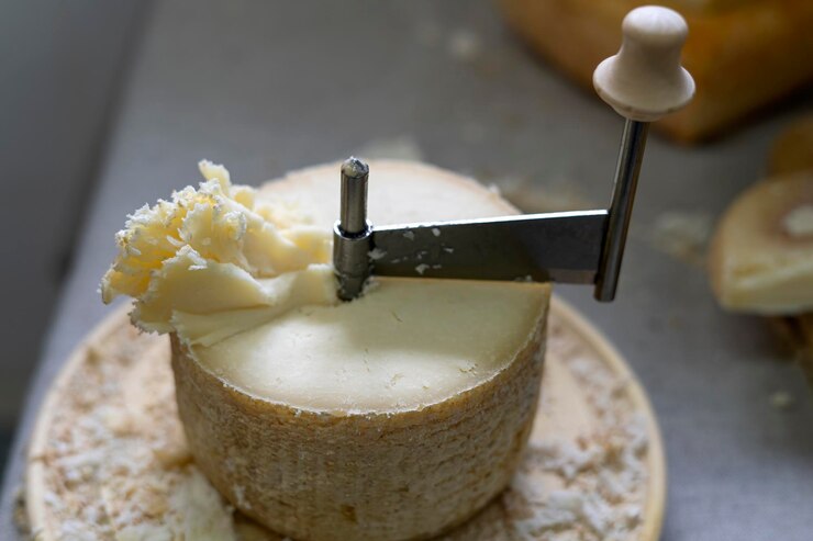 Dispositivo di raschiamento del formaggio svizzero Tete de moine Bella luce naturale