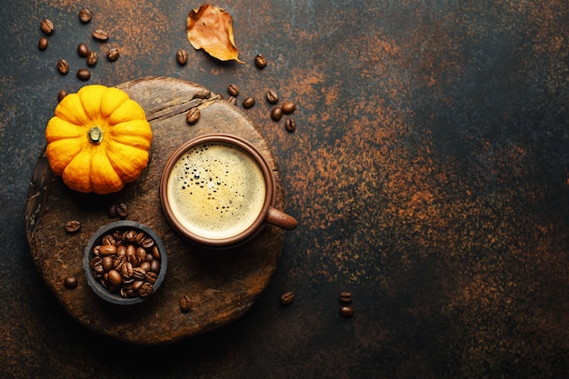 Disposizione autunnale con caffè e zucca