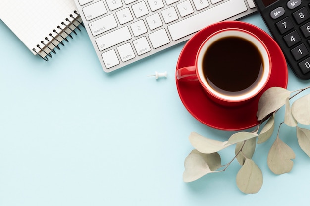 Disposizione degli elementi dell'ufficio vista dall'alto con una tazza di caffè