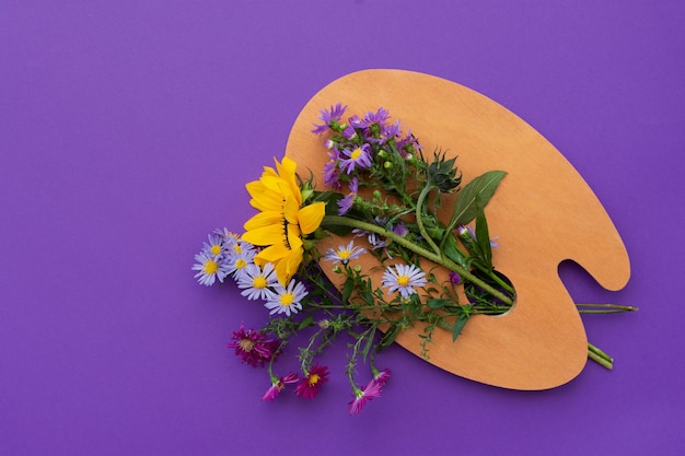 Disposizione dei fiori d'autunno sfondo viola tavolozza di legno