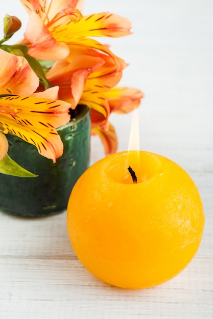 Disposizione dei fiori di giglio arancione in vaso verde