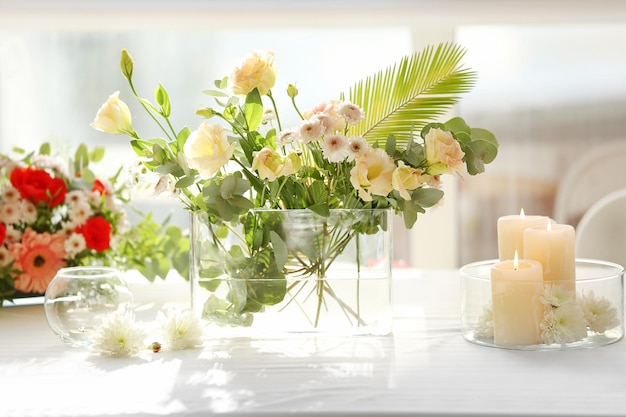Disposizione dei fiori su un tavolo bianco